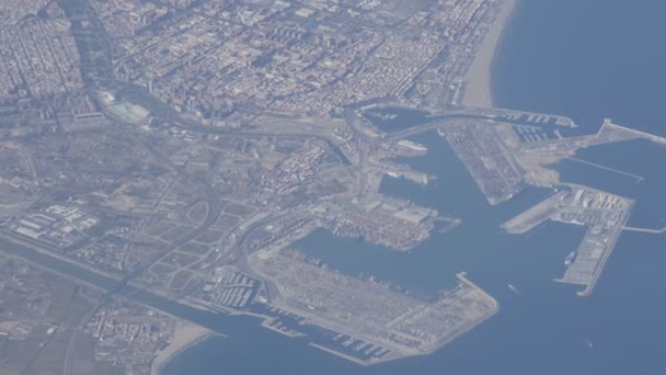 Морской порт со спутника или авиационного осветителя — стоковое видео
