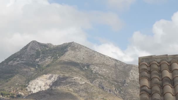 Hermoso paisaje con arbustos verdes entre montañas rocosas. España — Vídeos de Stock