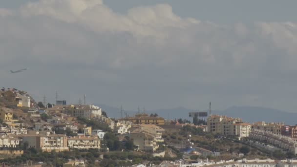 Het vliegtuig op opstijgen, prachtige landschap in de buurt van Malaga — Stockvideo