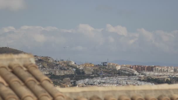 Het vliegtuig op opstijgen, prachtige landschap in de buurt van Malaga — Stockvideo