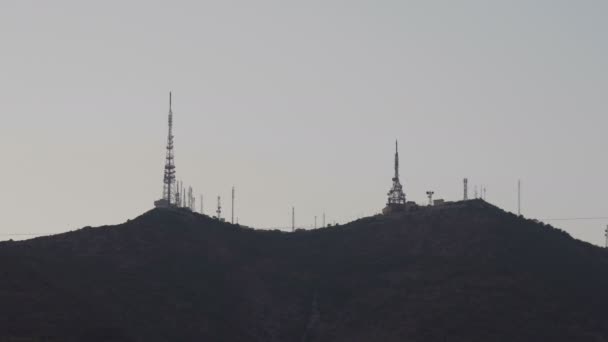 Радиоантенна и спутниковая башня на закате — стоковое видео