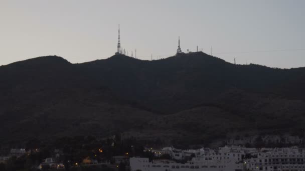 Antena de rádio de telecomunicações e torre de satélite ao pôr do sol — Vídeo de Stock