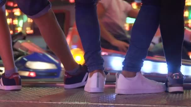 Croped anonieme tieners en elektrische botsauto's op achtergrond. 120fps — Stockvideo