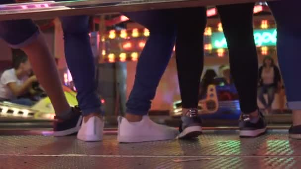 Croped anonieme tieners en elektrische botsauto's op achtergrond — Stockvideo