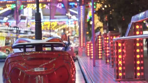 Coches de parachoques eléctricos o coches dodgem en el parque de atracciones — Vídeo de stock