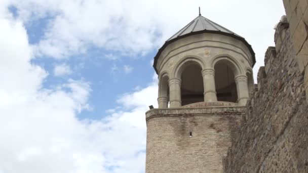 Eski Svetitskhoveli Cathedral yanında kule gibi kalıyordum. Gürcistan — Stok video