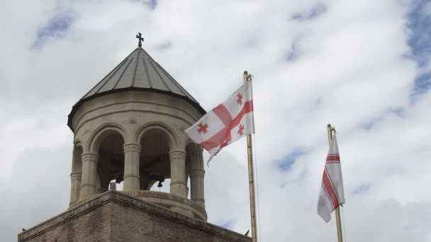 Natioal Svetitskhoveli katedrális előtt Grúzia zászlaja — Stock videók