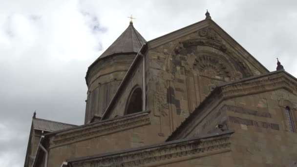 La Cattedrale di Svetitskhoveli è circondata da mura difensive in pietra e mattoni. Mtskheta, Georgia — Video Stock