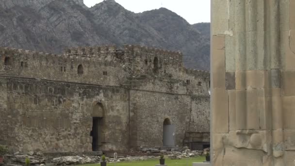 A Catedral de Svetitskhoveli está rodeada por muralhas defensivas de pedra e tijolo. Mtskheta, Geórgia — Vídeo de Stock