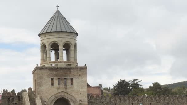 Svetitskhoveli katedrála je obklopen obranná zeď z kamene a cihel. Mtskheta, Gruzie — Stock video