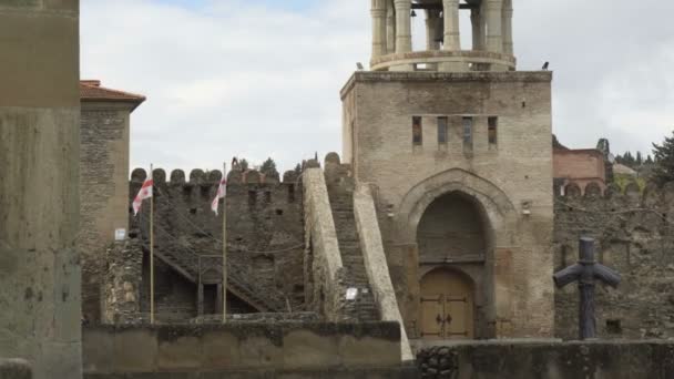 Svetitskhoveli katedrála je obklopen obranná zeď z kamene a cihel. Mtskheta, Gruzie — Stock video