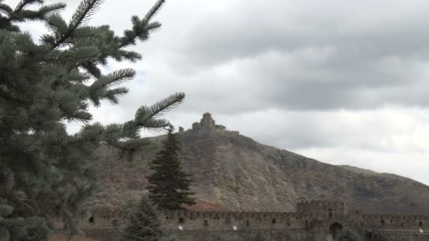 Monastère orthodoxe géorgien Jvari près de Mtskheta, Géorgie . — Video