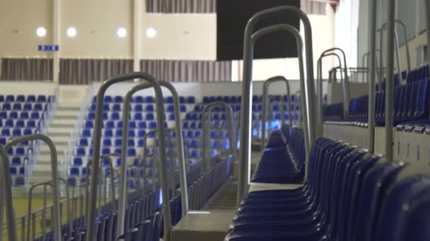 Fondo de asientos vacíos en una arena de baloncesto — Vídeo de stock