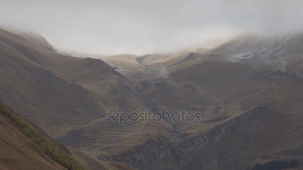 Dichter Nebel auf dem Berg. Georgien, Kaukasus. — Stockvideo