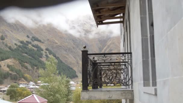 Tjock dimma på berget. Georgien, Kaukasus bergen. — Stockvideo