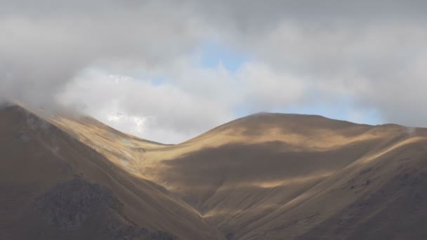 Dichter Nebel auf dem Berg. Georgien, Kaukasus. — Stockvideo