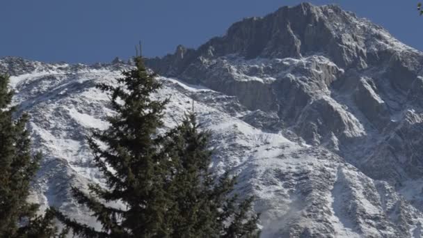 Πανέμορφο τοπίο το χειμώνα με το χιόνι που καλύπτει κορυφή του βουνού — Αρχείο Βίντεο