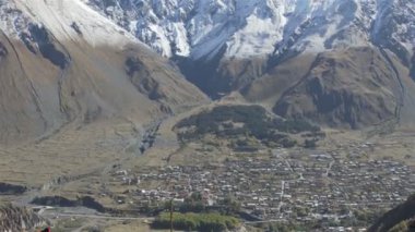 Mount Kazbek, Kafkas Dağları yakınındaki antik Gergeti Trinity Kilisesi.