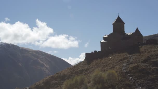 Mount Kazbek, Kafkas Dağları yakınındaki antik Gergeti Trinity Kilisesi. — Stok video