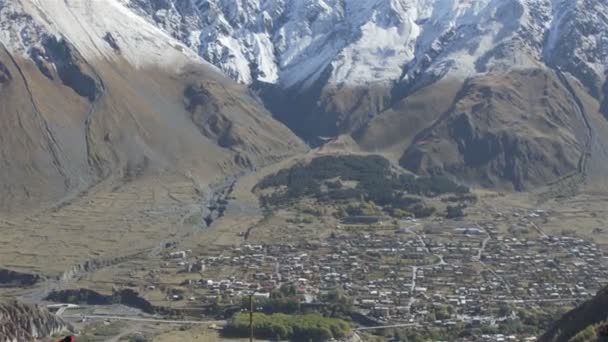 Antiga igreja da Trindade de Gergeti perto do monte Kazbek, montanhas do Cáucaso . — Vídeo de Stock