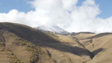 Bulutlar güzel Kazbek Dağı.