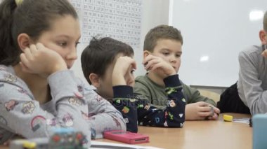 İlkokul çocuklarının sınıf, ders grubu