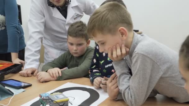 Tiro de crianças bonitos aprendendo robótica em aulas de escola — Vídeo de Stock