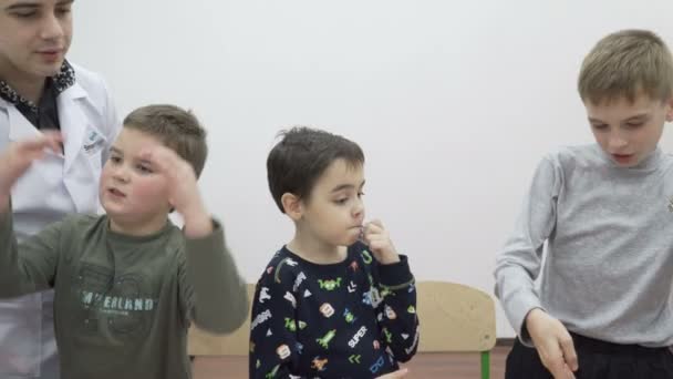 Toma de niños aprendiendo robótica en las clases de la escuela — Vídeos de Stock