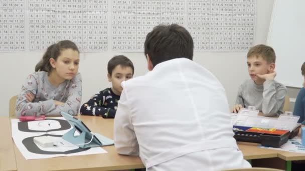 Grupo de niños de la escuela primaria en clase en la lección — Vídeos de Stock