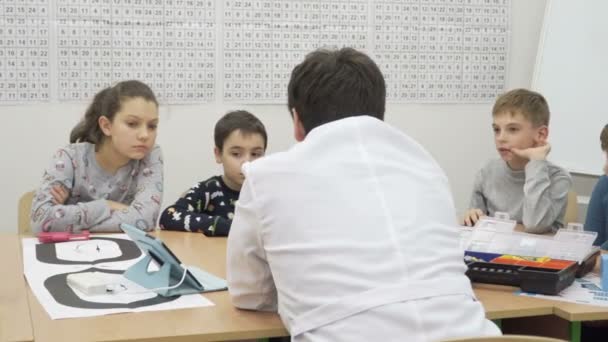 Group of elementary school children in classroom at lesson — Stock Video