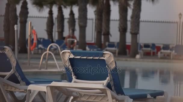 Pool med chaise-longues i hotellet. 10.10.2017 Malaga, Spanien — Stockvideo