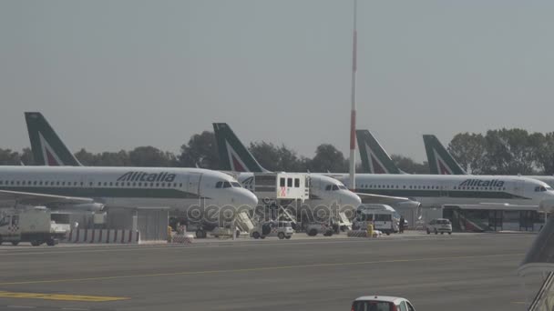 Wit vliegtuig stuurt naar de terminal op de luchthaven na de landing. 05.10.2017 Rome, Italië — Stockvideo