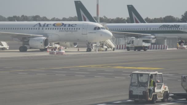 L'aereo bianco si dirige al terminal dell'aeroporto dopo l'atterraggio. 05.10.2017 Roma, Italia — Video Stock