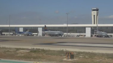 Beyaz uçak iniş sonra havaalanında Terminal ederek. 05.10.2017 Malaga, İspanya.