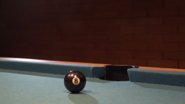 American Pool, a bola de tiro oito indo no bolso de bilhar — Vídeo de Stock