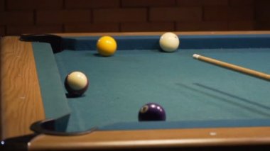 Atış dokuz top Amerikan Bilardo, Bilardo cebine gidiyor. 120fps