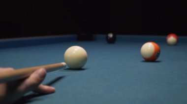 Amerikan Havuzu, atış Sekiz Top Bilardo cebine gidiyor