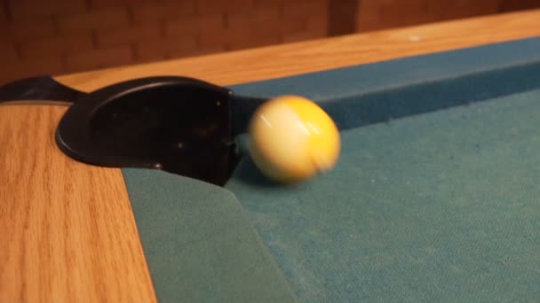 Amerikansk Pool, sköt nio bollen gå i Biljard ficka. 120fps — Stockvideo