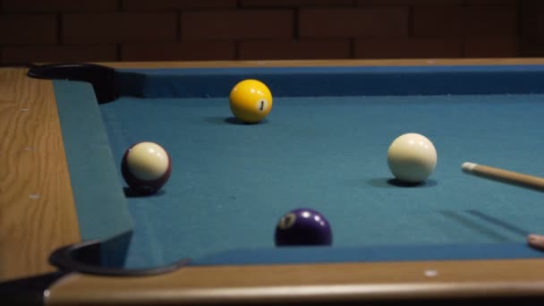 Amerikanische Pool, der Schuss neun Ball geht in die Billardtasche. 120fps — Stockvideo