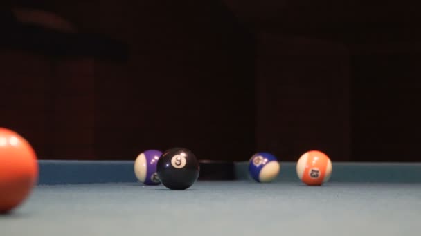 Amerikanische Pool, der Schuss acht Ball geht in Billardtasche — Stockvideo