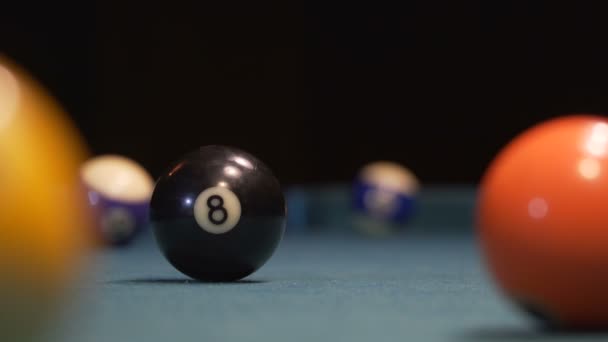 Amerikanische Pool, der Schuss acht Ball geht in Billardtasche — Stockvideo