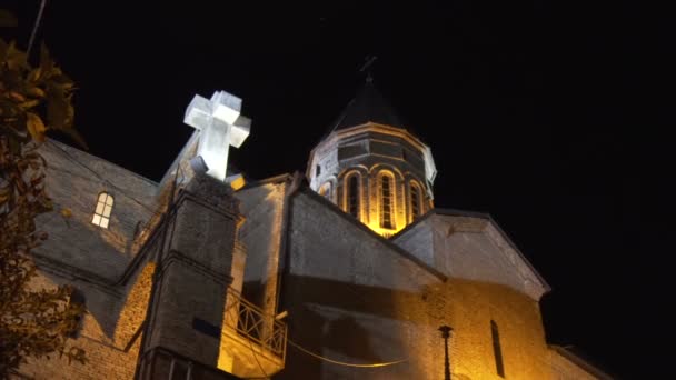 Vista nocturna de Tiflis, las luces brillantes del casco antiguo de Tiflis, la zona en la zona histórica de la ciudad . — Vídeos de Stock