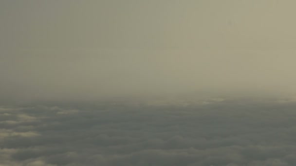 Vista aérea de las nubes del cielo desde una ventana de avión — Vídeos de Stock