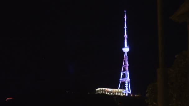 Πύργος Τηλεόρασης Τιφλίδα στο όρος Mtatsminda - γεωργία. — Αρχείο Βίντεο