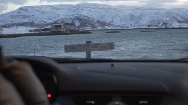 Não há sinal de estacionamento. Estacionamento privado perto do lago — Vídeo de Stock