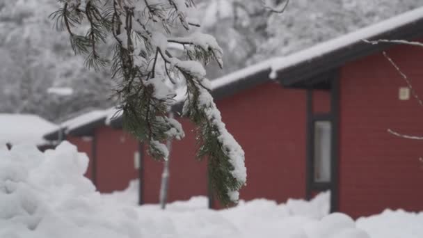 Ambiente de campamento de invierno. Coche y casas de madera , — Vídeo de stock