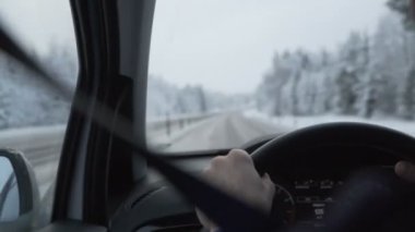 Kış yol üzerinden bir araba adam