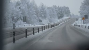 Kış yol üzerinden bir araba adam