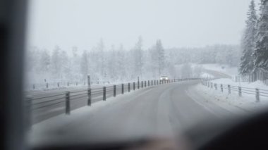 Kış yol üzerinden bir araba adam