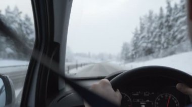 Kış yol üzerinden bir araba adam